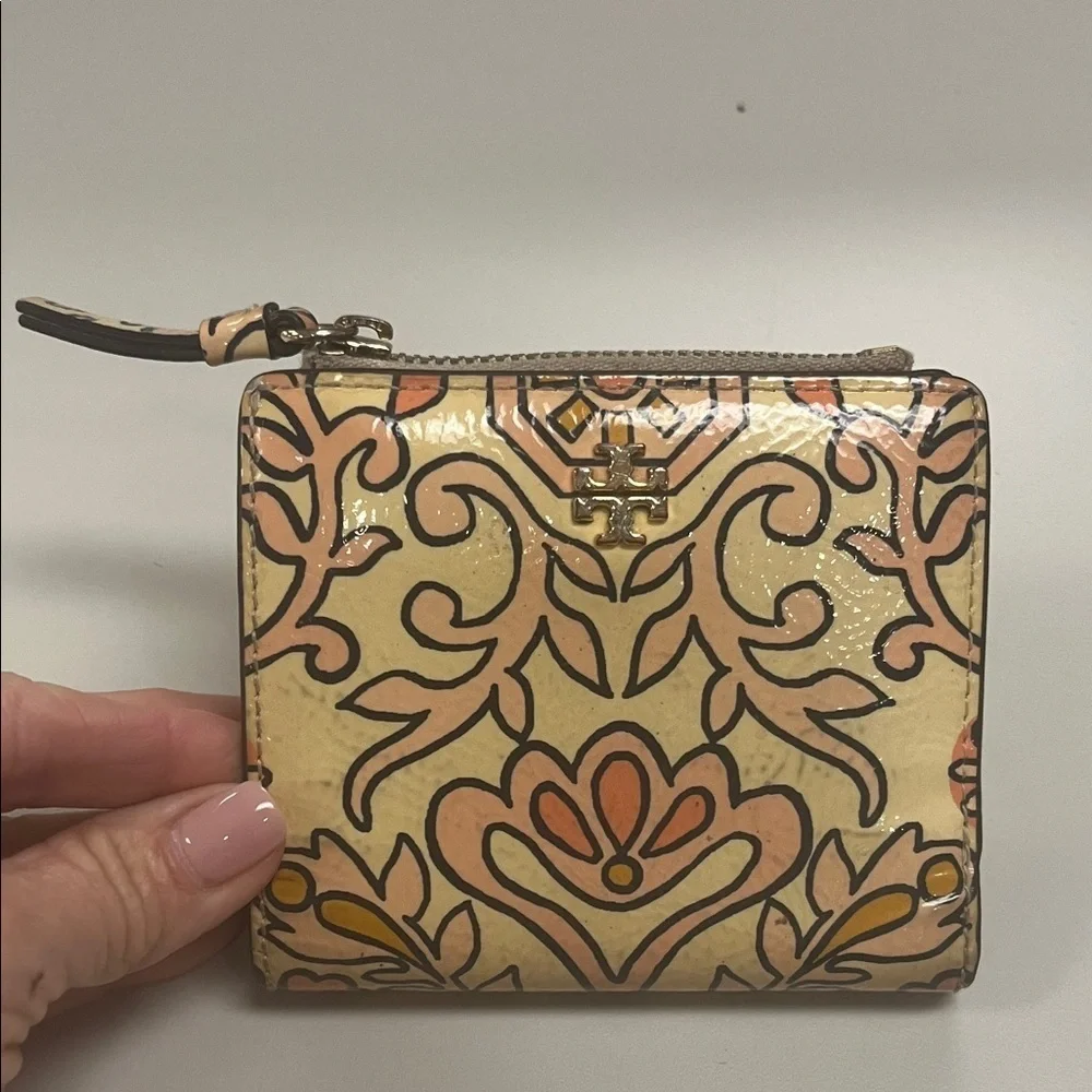Tory Burch Floral Patterned Wallet in Cream and Peach